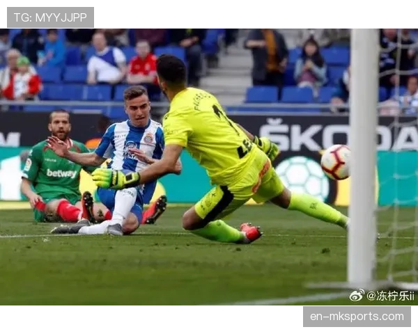 赫罗纳前场配合流畅度低 阿拉维斯防守组织层次清晰 赫罗纳前场配合流畅度低 阿拉维斯防守组织层次清晰